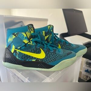 Nike Kobe 9 Elite - size 6Y